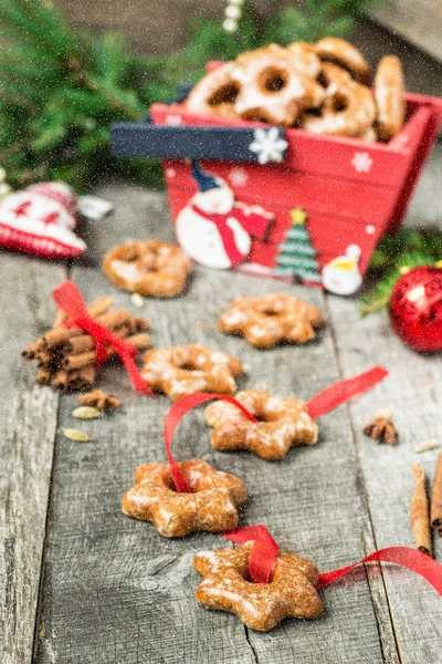 Honing taarten met kruiden op een houten achtergrond. Kerstmis compos — Stockfoto