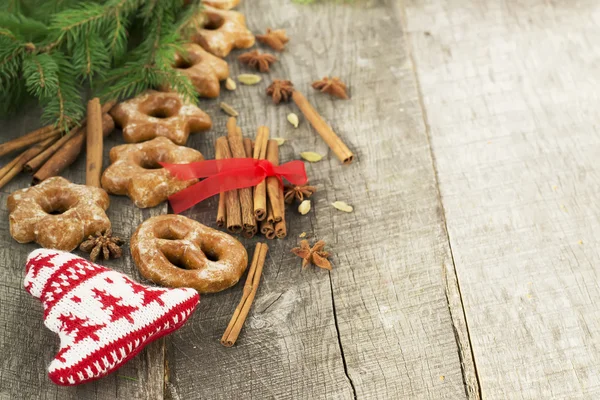 Bolos de mel com temperos em um fundo de madeira. Compos de Natal — Fotografia de Stock