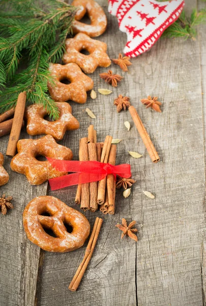 Bolos de mel com temperos em um fundo de madeira. Compos de Natal — Fotografia de Stock