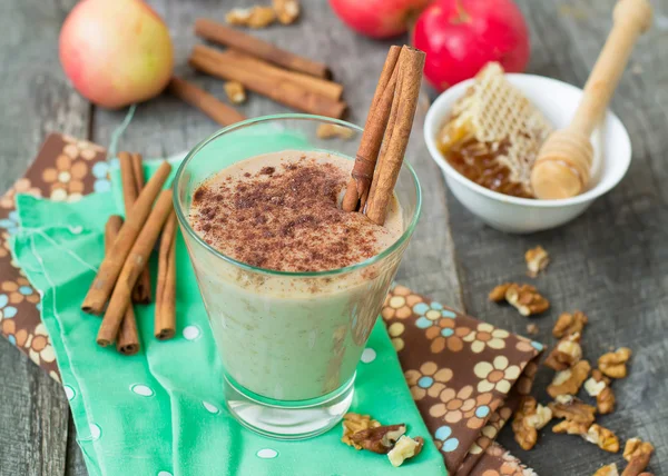 Smoothies "apple pie" with nuts and cinnamon. — Stock Photo, Image