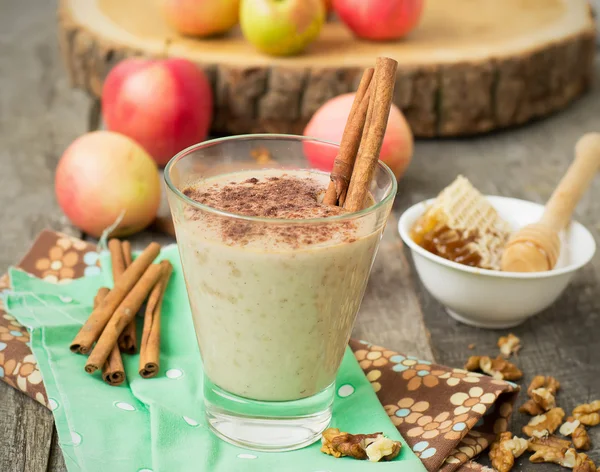 Smoothies "torta de maçã" com nozes e canela . — Fotografia de Stock