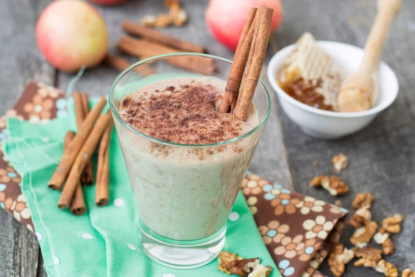 Smoothies "apple pie" with nuts and cinnamon. — Stock Photo, Image