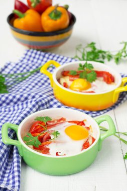 Pişmiş yumurta peynir, domates ve biber ile.