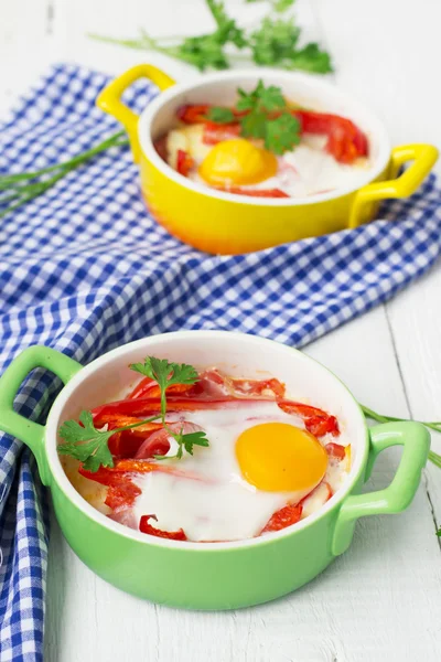 Запеченные яйца с сыром, помидорами и перцем . — стоковое фото
