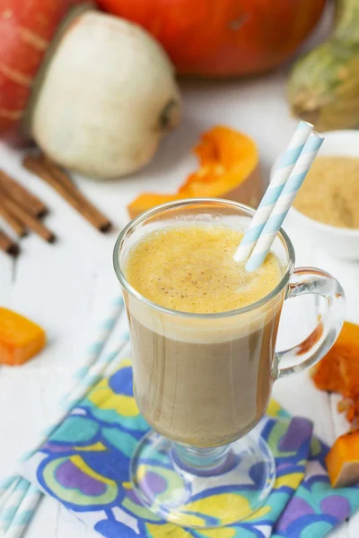 Pompoen latte - koffie met pompoen crème en warme dranken. — Stockfoto