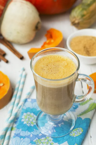 Pompoen latte - koffie met pompoen crème en warme dranken. — Stockfoto
