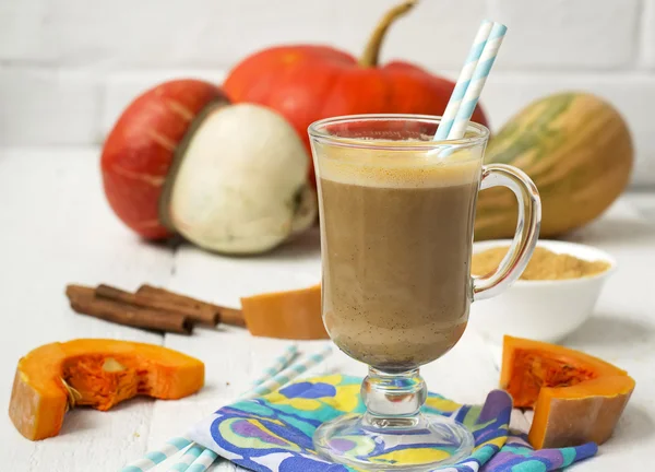 Pompoen latte - koffie met pompoen crème en warme dranken. — Stockfoto