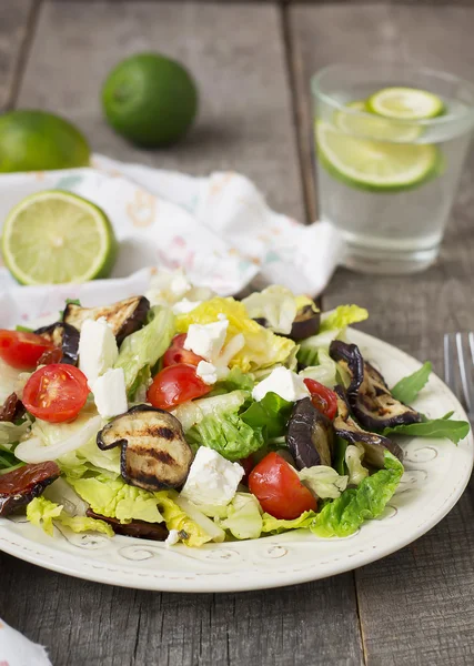 Salada com berinjela grelhada, tomate e queijo feta — Fotografia de Stock