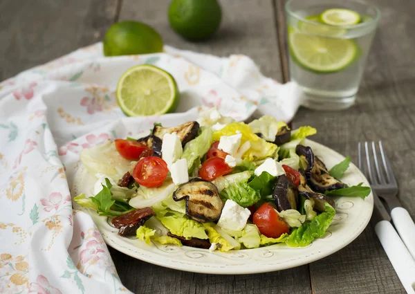 Salada com berinjela grelhada, tomate e queijo feta — Fotografia de Stock