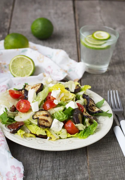 Salada com berinjela grelhada, tomate e queijo feta — Fotografia de Stock