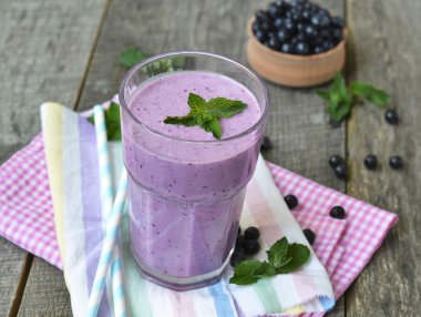 Ferahlatıcı bir vitamin smoothies ile yaban mersini - iç.