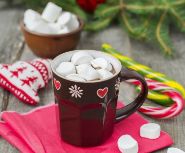 Sıcak çikolata ile hatmi Noel süsleri içinde. Şartlarını