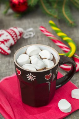 Sıcak çikolata ile hatmi Noel süsleri içinde. Şartlarını