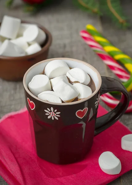 Chocolate quente com marshmallow em decorações de Natal. Selecti — Fotografia de Stock