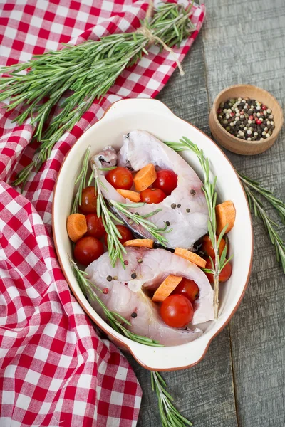 Karp biff med rosmarin och peppar i en keramisk form — Stockfoto