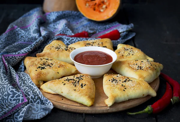 Samosa à la citrouille - pâtisseries orientales traditionnelles — Photo