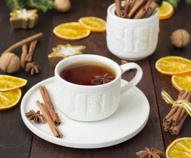 baharat Noel süslemeleri ile seramik bir fincan çayla