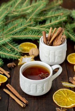 baharat Noel süslemeleri ile seramik bir fincan çayla