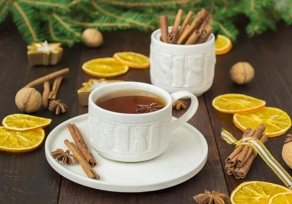 Tee mit Gewürzen in einer Keramiktasse mit Weihnachtsdekoration — Stockfoto