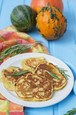 kabak, biberiye ve peynir ile Pancakes