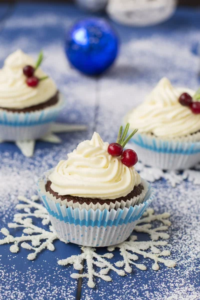 Chocolate cupcake with cream cheese in Christmas decorations — Stock Photo, Image