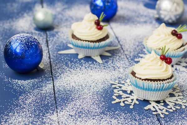 Chocolate cupcake with cream cheese in Christmas decorations — Stock Photo, Image