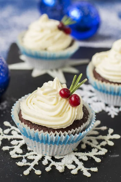 Chocolate cupcake with cream cheese in Christmas decorations — Stock Photo, Image