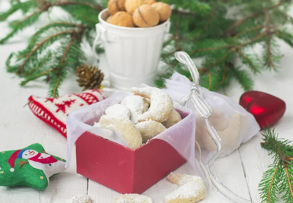 Різдвяне печиво горіхові півмісяці на білому тлі — стокове фото