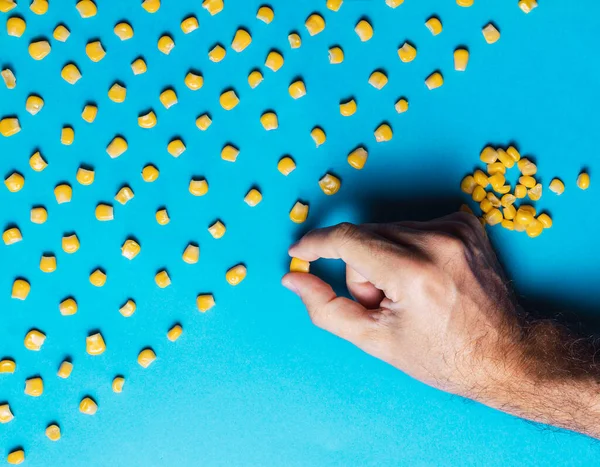 Hombre Con Trastorno Obsesivo Compulsivo Colocando Granos Maíz Cuidadosamente Una Imagen De Stock