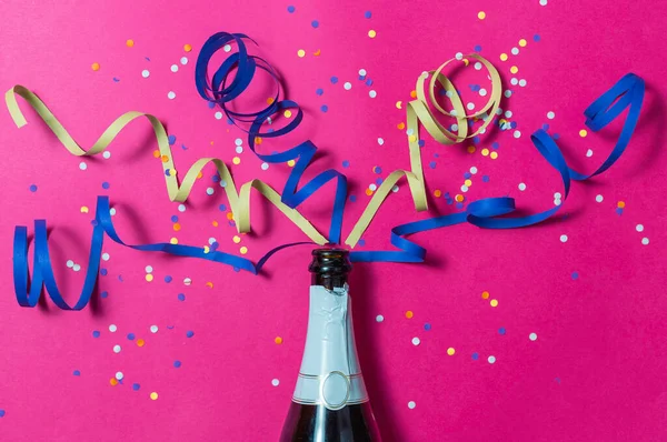 Cava Fles Confetti Viering Streamers Conceptueel Van Feestelijk Nieuw Jaar — Stockfoto