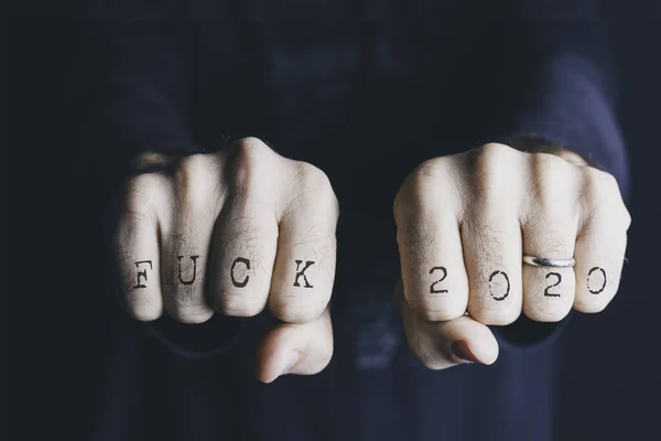 Männliche Hände Mit Dem Ausdruck Fuck 2020 Auf Ihren Knöcheln — Stockfoto