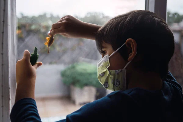 Kind Met Masker Speelt Thuis Leunend Het Raam Conceptueel Van — Stockfoto