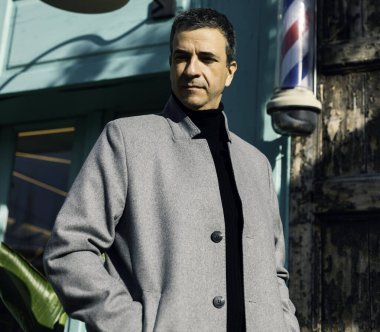 Orta yaşlı zarif bir adamın portresi. Gri montlu. Orta yaşlarda zarafet ve tarz kavramı.