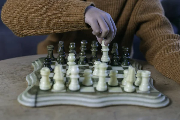 Koncentrált Fiú Játszik Egy Zöld Fehér Márvány Sakk Koncepció Logikai — Stock Fotó
