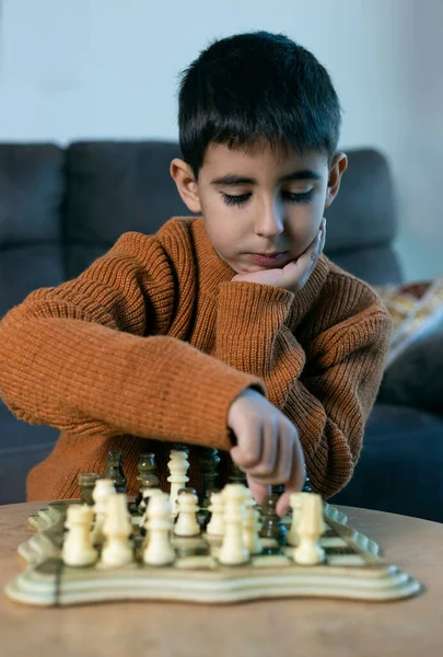 Concentré Garçon Joue Avec Vert Blanc Marbre Échecs Conceptuel Logique — Photo