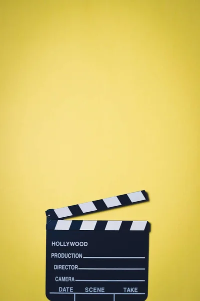Película Clapperboard Sobre Fondo Amarillo Conceptual Cine Entretenimiento Audiovisual — Foto de Stock