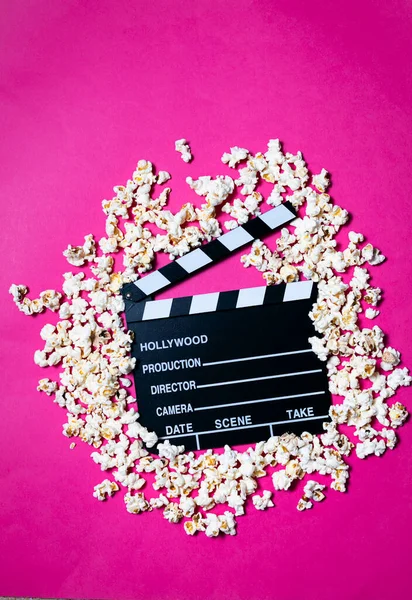 Film Clapperboard Pop Corn Sur Fond Rose Fuchsia Conceptuel Cinéma Images De Stock Libres De Droits