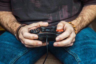 Adam bilgisayar oyunları oynuyor. Teknolojinin konsepti, hobisi...