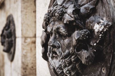 Greko Roma tarzı yazı tipi Klasik tarz bir heykel bir tanrıyı temsil ediyor