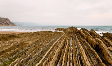 İspanya 'nın kuzeyinde seyahat ve turizm kavramları olan tuhaf kaya oluşumları olan güzel bir sahil.