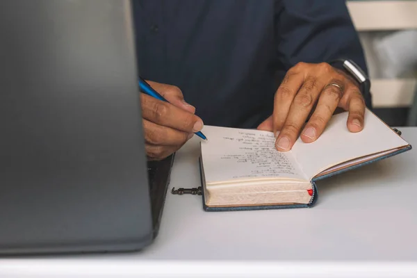 Oigenkännlig Mogen Man Skriva Anteckningar När Arbetar Hemmakontoret Affärsidé — Stockfoto