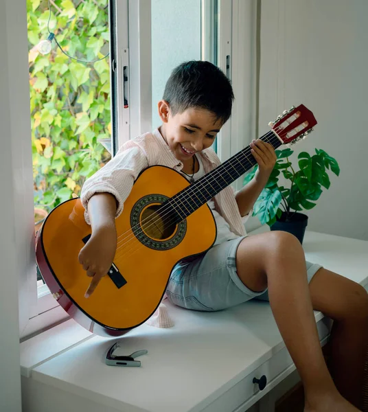 Мальчик Практикует Гитару Своей Комнате Окна Концепция Образа Жизни — стоковое фото