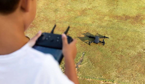 Niño Pilota Dron Desde Móvil Aeródromo Conceptual Estilo Vida Tecnología —  Fotos de Stock