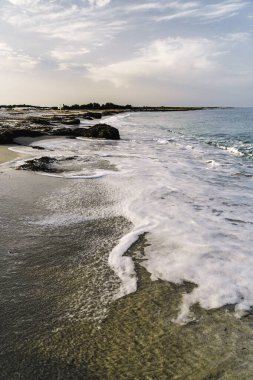 Sardinya, İtalya 'da güzel bir sahil, gün doğumunda seyahat, Avrupa, ada, tatil, turizm