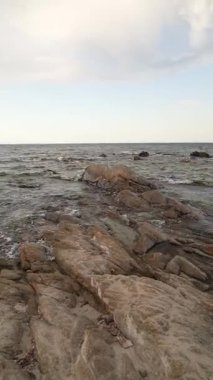 Gün batımında San Teodoro Sahili, Sardinya, İtalya. Seyahat et. Seyahat, yaşam tarzı, manzara, doğa.