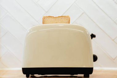 Ekmek dilimli eski bir bej tost makinesinin yakın çekimi. Teknoloji, nesneler, eski tarz.