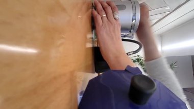 Bir karavanın içinde Amerikan tarzı damlatıcıyla kahve yapan birinin alışılmadık bir görüntüsü. Ev hayatı, seyahat, araç, tatil, ulaşım araçları..