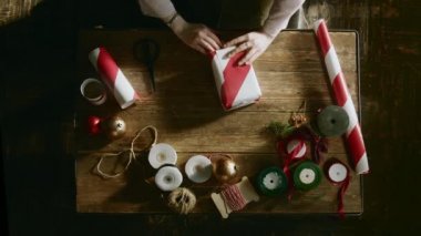 Yeni yıl ve Noel geçmişi. Kusursuz döngü video animasyonu. Noel ağacı ve kar taneleri düşen Mutlu Noeller mektuplarının şirin animasyonu. Mutlu noeller ve yılbaşı hediyeleri