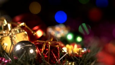 Yeni yıl ve Noel geçmişi. Kusursuz döngü video animasyonu. Noel ağacı ve kar taneleri düşen Mutlu Noeller mektuplarının şirin animasyonu. Mutlu noeller ve yılbaşı hediyeleri