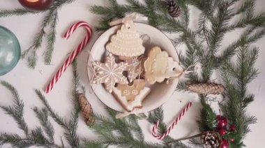 Yeni yıl ve Noel geçmişi. Kusursuz döngü video animasyonu. Noel ağacı ve kar taneleri düşen Mutlu Noeller mektuplarının şirin animasyonu. Mutlu noeller ve yılbaşı hediyeleri